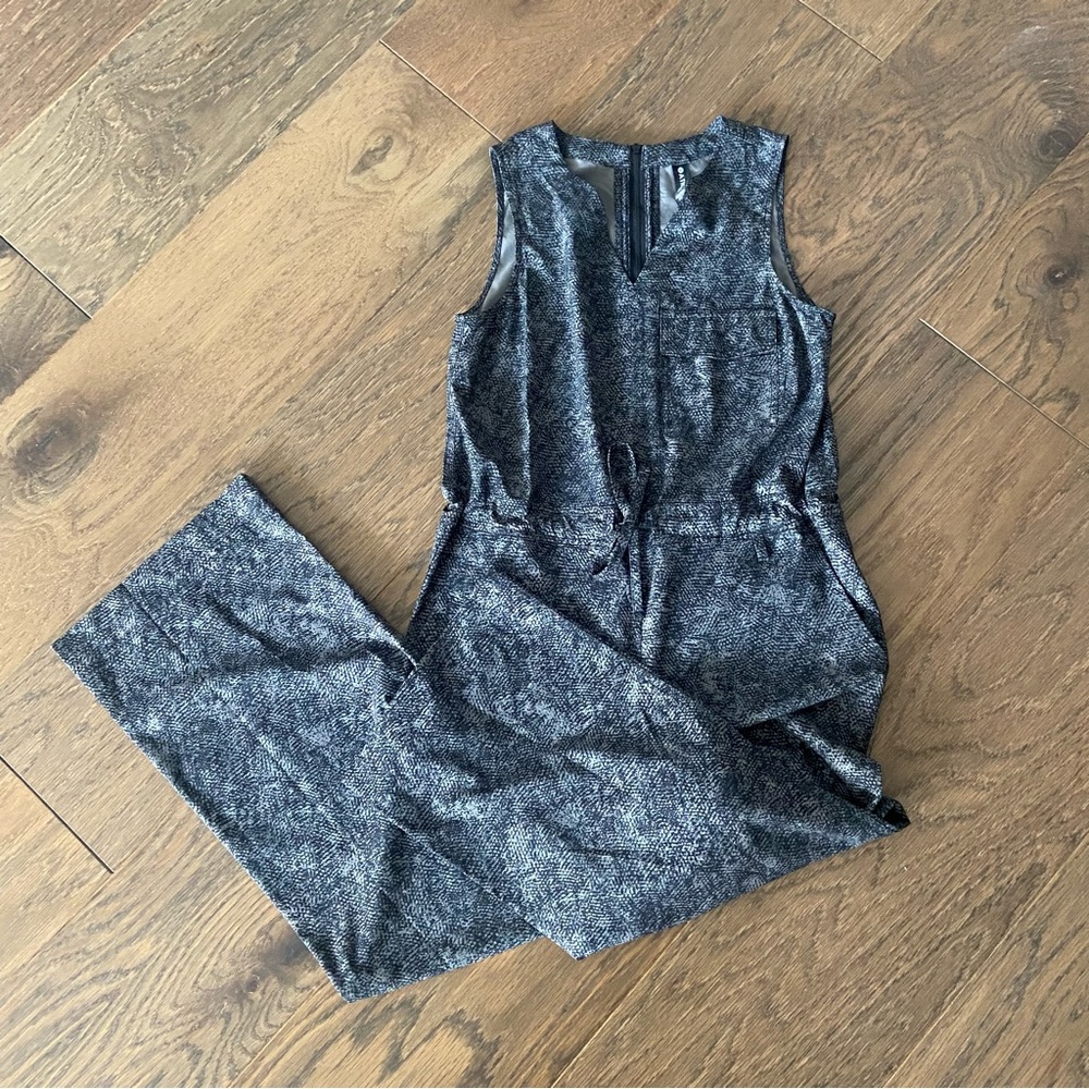 Athleta Topanga Print Jumpsuit
Size Xsmall
Color: Hues of Gray & Black - Picture 6 of 10